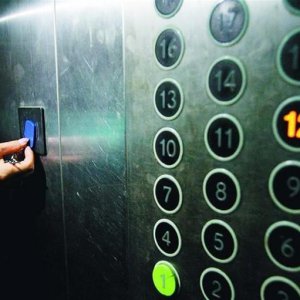 小區(qū)電梯上安裝“梯控”設(shè)備，居民感覺(jué)不方便引紛爭(zhēng)！