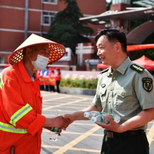 助力高考，阜城環(huán)衛(wèi)工人在行動(dòng)